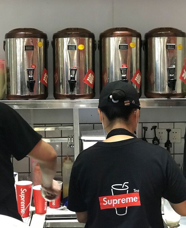Новая страница в истории Supreme: чайный магазин в Шэньчжэне Новая страница в истории Supreme: чайный магазин в Шэньчжэне - Sputnik Азербайджан