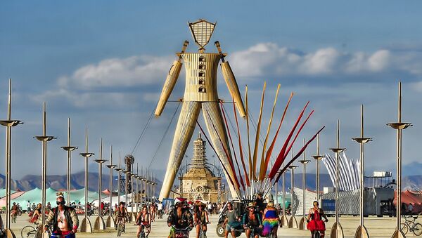 Фестиваль Burning Man - ежегодное событие, происходящее в пустыне Блэк-Рок в штате Невада, США - Sputnik Азербайджан
