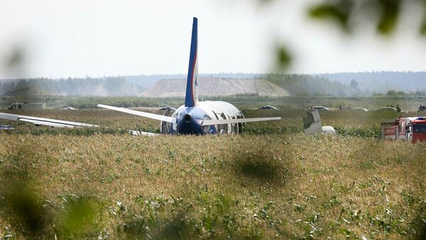 Самолет Airbus А-321 авиакомпании Уральские авиалинии после аварийной посадки в Жуковском - Sputnik Азербайджан