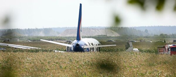 Самолет Airbus А-321 авиакомпании Уральские авиалинии после аварийной посадки в Жуковском Самолет Airbus А-321 авиакомпании Уральские авиалинии после аварийной посадки в Жуковском - Sputnik Азербайджан