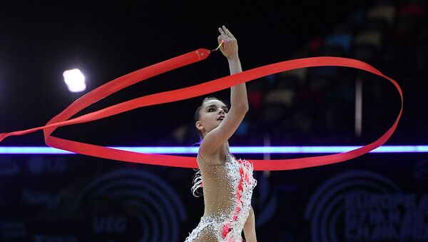 Дина Аверина (Россия) выполняет упражнения с лентой в финале чемпионата Европы по художественной гимнастике в Баку - Sputnik Азербайджан