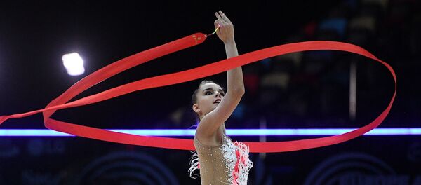 Дина Аверина (Россия) выполняет упражнения с лентой в финале чемпионата Европы по художественной гимнастике в Баку Дина Аверина (Россия) выполняет упражнения с лентой в финале чемпионата Европы по художественной гимнастике в Баку - Sputnik Азербайджан