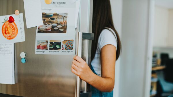 Девушка перед холодильником, фото из архива - Sputnik Азербайджан