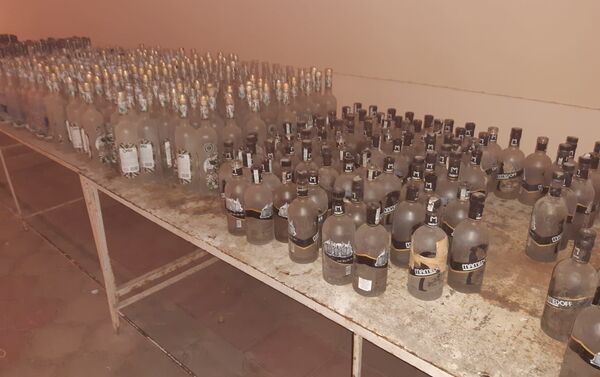 Цех по производству контрафактного алкоголя в Бардинском районе - Sputnik Азербайджан