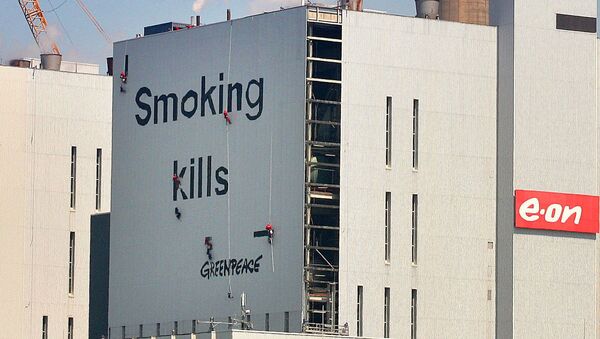 Надпись на здании Курение убивает - Sputnik Азербайджан