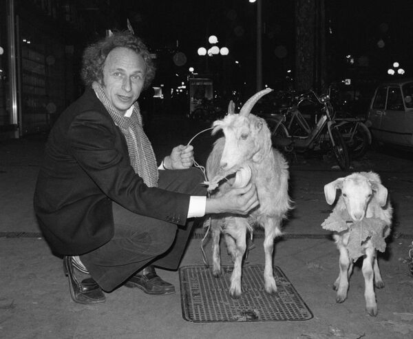 Пьер Ришар позирует с козами перед кинотеатром Ниццы - Sputnik Азербайджан
