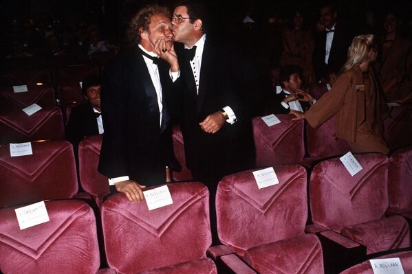 Американский актер Джерри Льюис целует французского актера Пьера Ришара  - Sputnik Азербайджан