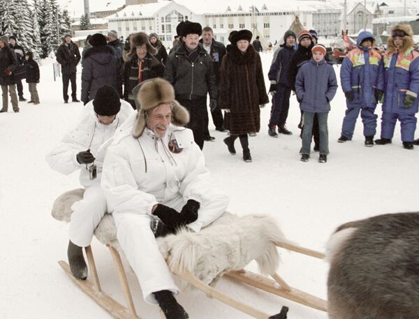 Мишель Мерсье и Пьер Ришар катаются на оленях в Ханты-Мансийске - Sputnik Азербайджан