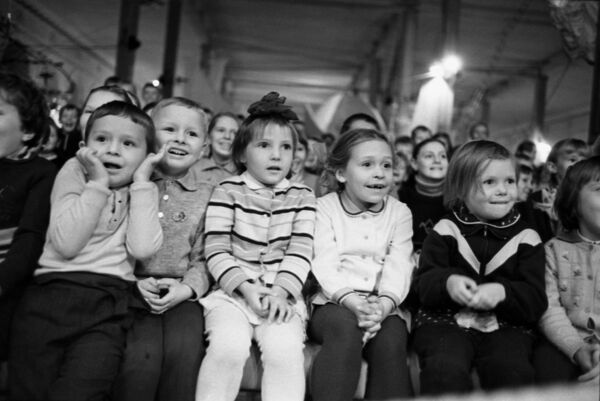 Дети на цирковом представлении в ЦВЗ Манеж в Москве. 1969 - Sputnik Азербайджан