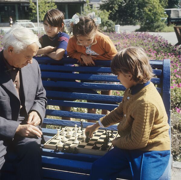 Игра в шахматы. Ангарск, 1973 год - Sputnik Азербайджан