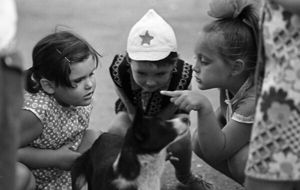 Дети играют с собакой. 1976 год - Sputnik Азербайджан