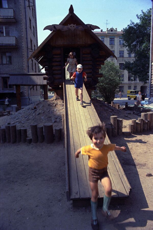 На детской площадке в Москве. 1975 год - Sputnik Азербайджан