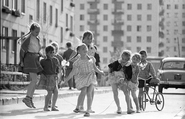 Дети во дворе дома. Москва, 1966 год - Sputnik Азербайджан