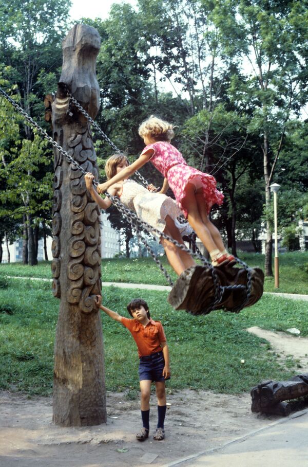 Девочки качаются на качелях на детской площадке. 1986 год - Sputnik Азербайджан