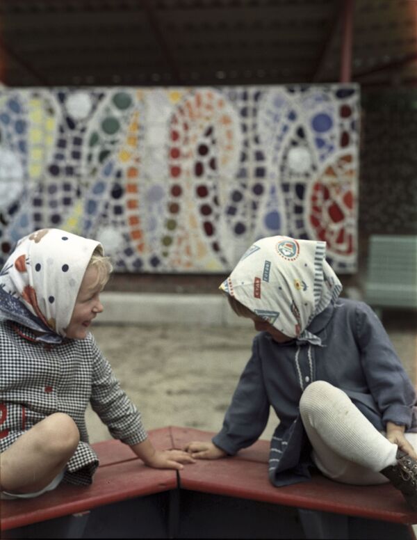 Подружки в песочнице. 1973 год - Sputnik Азербайджан