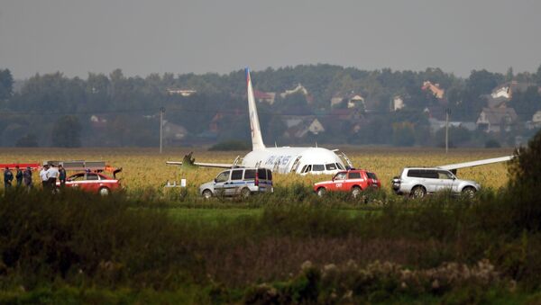 Самолет А-321 авиакомпании Уральские авиалинии с пассажирами на борту совершил аварийную посадку в Подмосковье - Sputnik Азербайджан