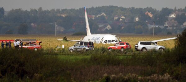Самолет А-321 авиакомпании Уральские авиалинии с пассажирами на борту совершил аварийную посадку в Подмосковье - Sputnik Азербайджан