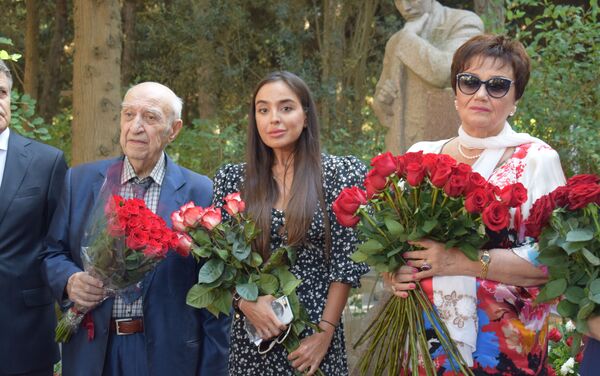 На Аллее почетного захоронения в Баку почтили память великого певца Муслима Магомаева - Sputnik Азербайджан