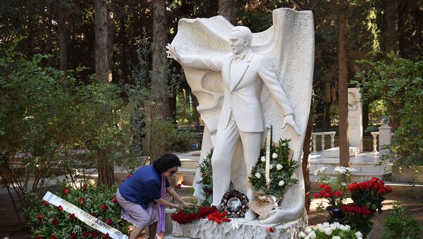 На Аллее почетного захоронения в Баку почтили память великого певца Муслима Магомаева - Sputnik Azərbaycan