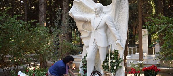 На Аллее почетного захоронения в Баку почтили память великого певца Муслима Магомаева На Аллее почетного захоронения в Баку почтили память великого певца Муслима Магомаева - Sputnik Азербайджан
