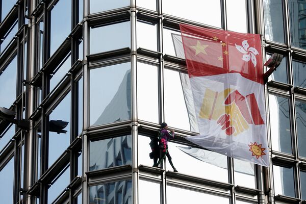 В Гонконге Ален Робер разместил на небоскребе транспарант, призывающий к миру между Гонконгом и Китаем - Sputnik Азербайджан
