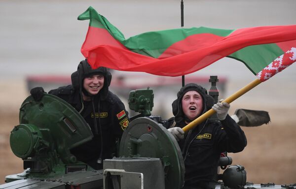 Битва под Москвой: стальные монстры померились силами на полигоне в Алабино - фото Битва под Москвой: стальные монстры померились силами на полигоне в Алабино - фото - Sputnik Азербайджан