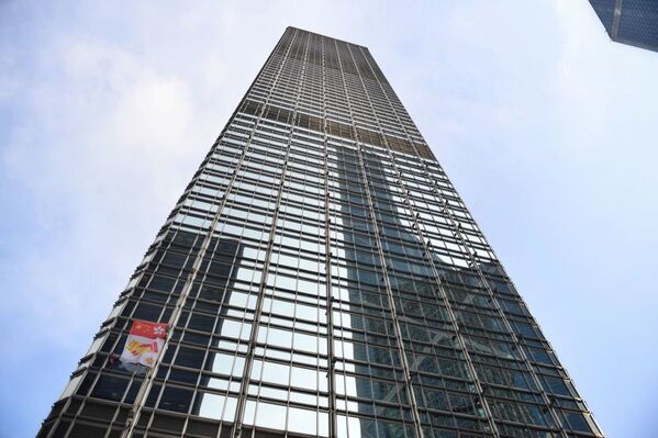 68-этажный небоскреб Cheung Kong Center принадлежит миллиардеру Ли Кашину - самому богатому жителю Гонконга - Sputnik Азербайджан