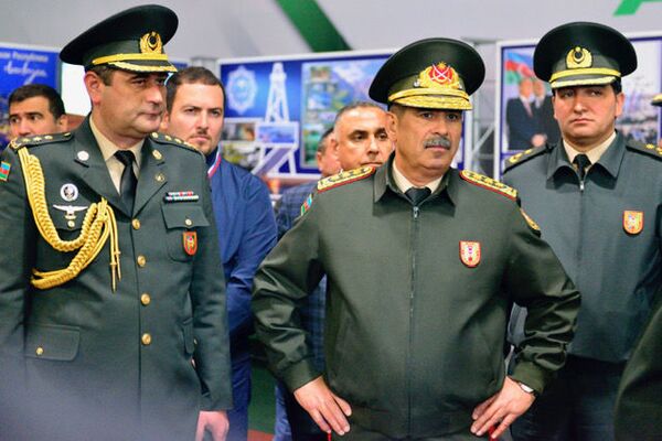Министр обороны Азербайджана Закир Гасанов на полигоне Алабино - Sputnik Азербайджан