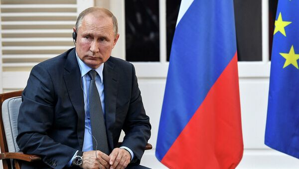 Президент РФ Владимир Путин во время встречи с президентом Франции Эммануэлем Макроном. 19 августа 2019 - Sputnik Азербайджан