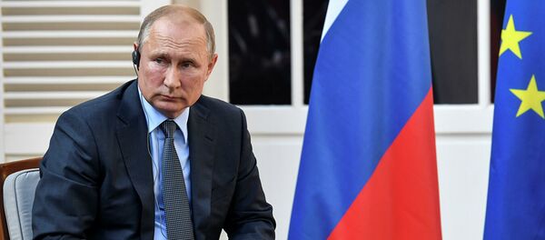 Президент РФ Владимир Путин во время встречи с президентом Франции Эммануэлем Макроном. 19 августа 2019 - Sputnik Азербайджан