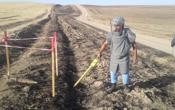 На территории Физулинского района в селе Алханлы был обнаружен неразорвавшийся 100-миллиметровый пушечный снаряд 3BK-5M - Sputnik Азербайджан
