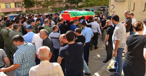 Церемония прощания во дворе дома погибшего военного пилота - Sputnik Азербайджан
