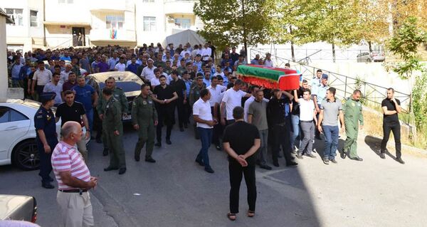 Церемония прощания во дворе дома погибшего военного пилота - Sputnik Азербайджан