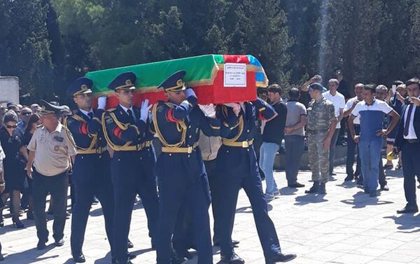 Военный пилот разбившегося МиГ-29 ВВС Азербайджана Рашад Атакишиев предан земле во II Аллее почетного захоронения - Sputnik Азербайджан