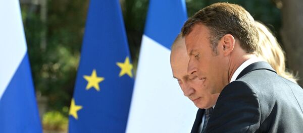 Президент РФ Владимир Путин и президент Франции Эммануэль Макрон во время встречи в резиденции президента Франции Форт Брегансон Президент РФ Владимир Путин и президент Франции Эммануэль Макрон во время встречи в резиденции президента Франции Форт Брегансон - Sputnik Азербайджан