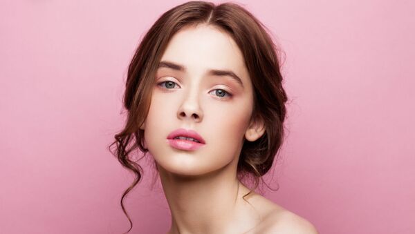 Красивая девушка в макияже розоватых оттенков на розовом фоне - Sputnik Азербайджан
