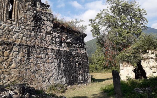 Mamırlı adlanan şəlalənin yaxınlığında olan Yeddi Kilsə Monastır kompleksi - Sputnik Azərbaycan