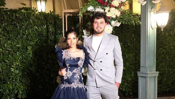 Азербайджанский манекенщик Фарид Абдуллаев вместе со своей супругой – турецкой моделью Нагихан Абдуллаевой - Sputnik Азербайджан