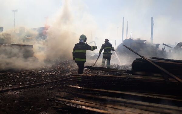 Пожар на рынке стройматериалов в Баку - Sputnik Азербайджан