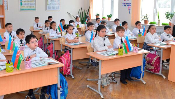 Ученики в классе, фото из архива - Sputnik Азербайджан