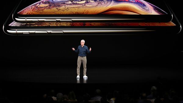 Тим Кук выступает во время мероприятия Apple в театре Стива Джобса с анонсом новых Iphone, 2018 - Sputnik Азербайджан