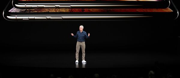 Тим Кук выступает во время мероприятия Apple в театре Стива Джобса с анонсом новых Iphone, 2018 - Sputnik Азербайджан