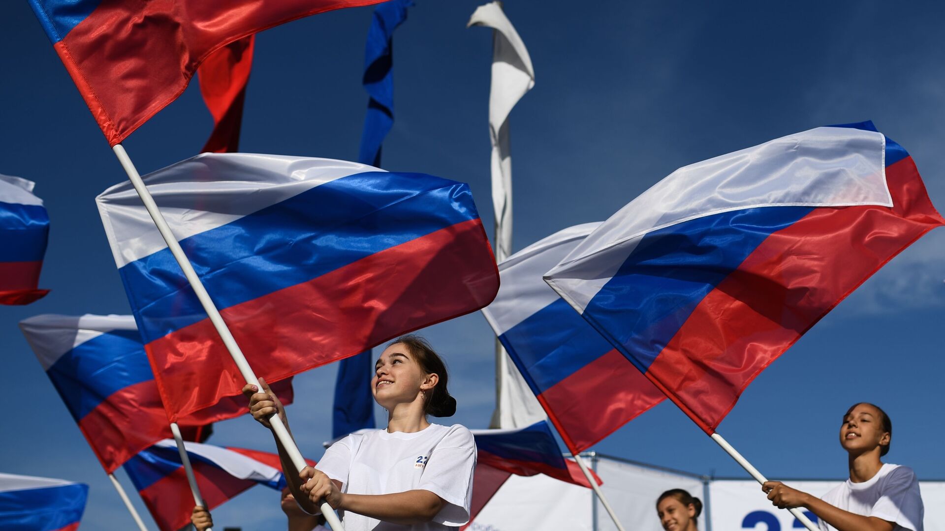 Девушки с российскими флагами на площади Маркса в Новосибирске - Sputnik Азербайджан, 1920, 22.08.2022