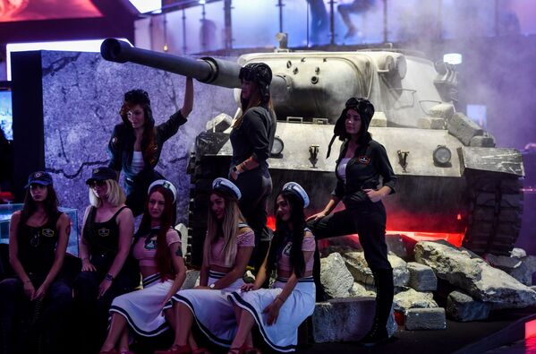 Девушки позируют на танке на ярмарке  видеоигр Gamescom в Кельне, Германия - Sputnik Азербайджан