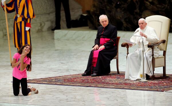 Девочка слушает речь Папы Римского Франциска в зале Папы Павла VI в Ватикане - Sputnik Азербайджан
