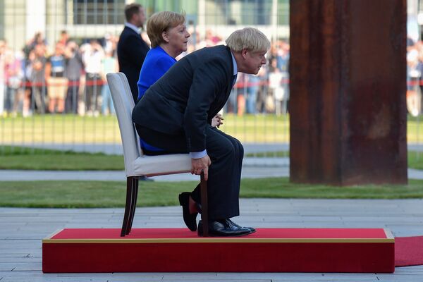 Канцлер Германии Ангела Меркель и премьер-министр Великобритании Борис Джонсон во время приветственной церемонии в рамках первого зарубежного визита Джонсона с момента вступления в должность - Sputnik Азербайджан