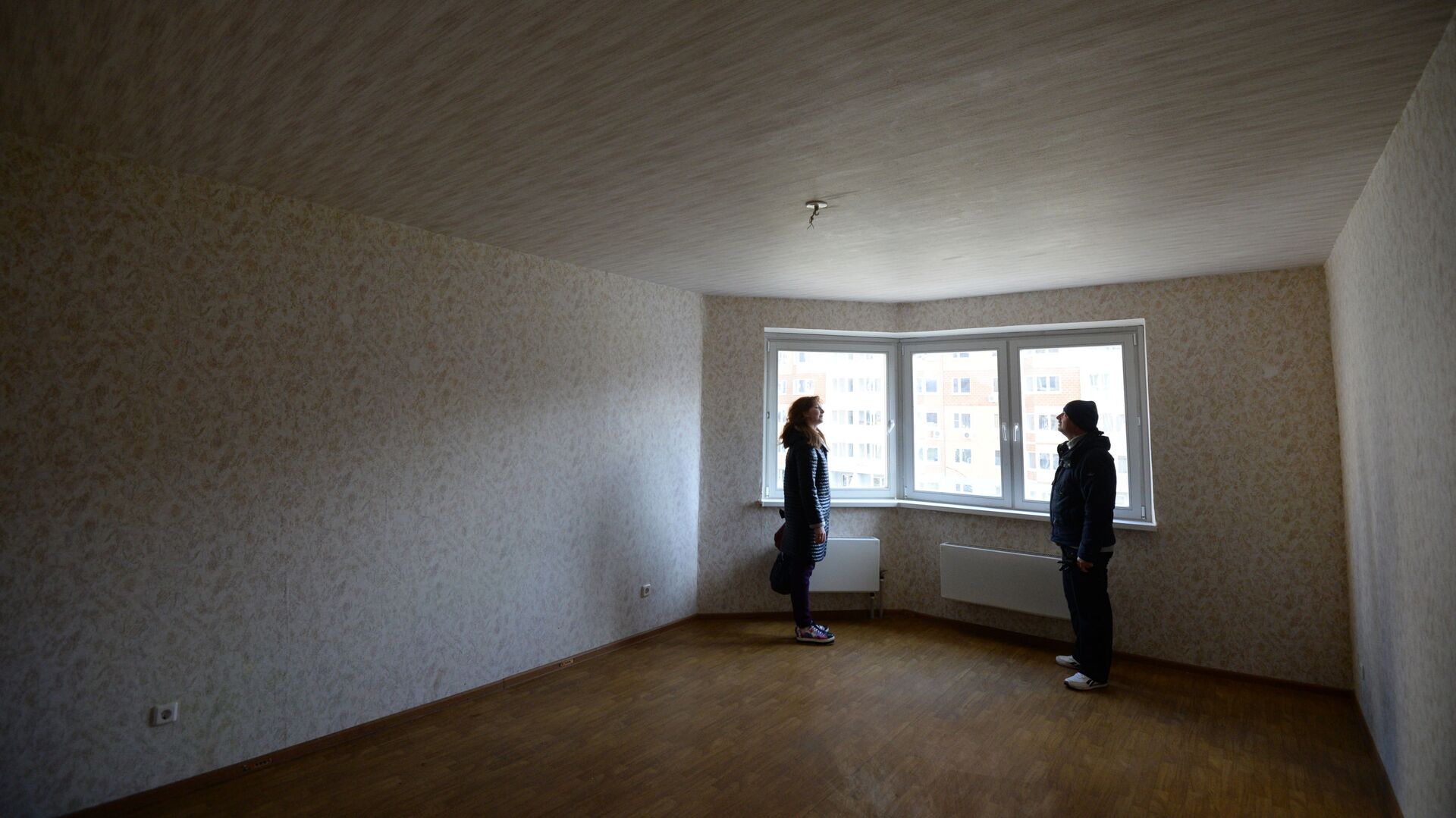 Мужчина и женщина осматривают квартиру, фото из архива - Sputnik Азербайджан, 1920, 26.12.2022