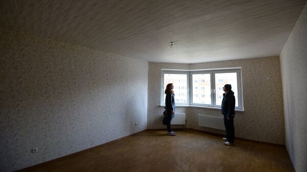Мужчина и женщина осматривают квартиру, фото из архива - Sputnik Азербайджан