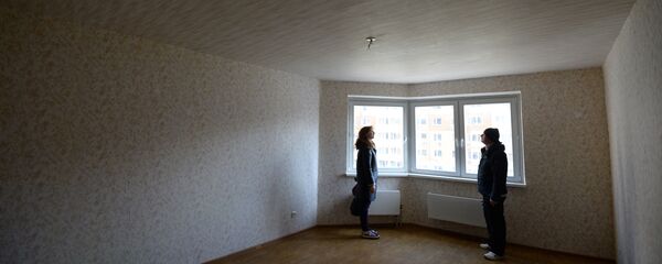 Мужчина и женщина осматривают квартиру, фото из архива Мужчина и женщина осматривают квартиру, фото из архива - Sputnik Азербайджан