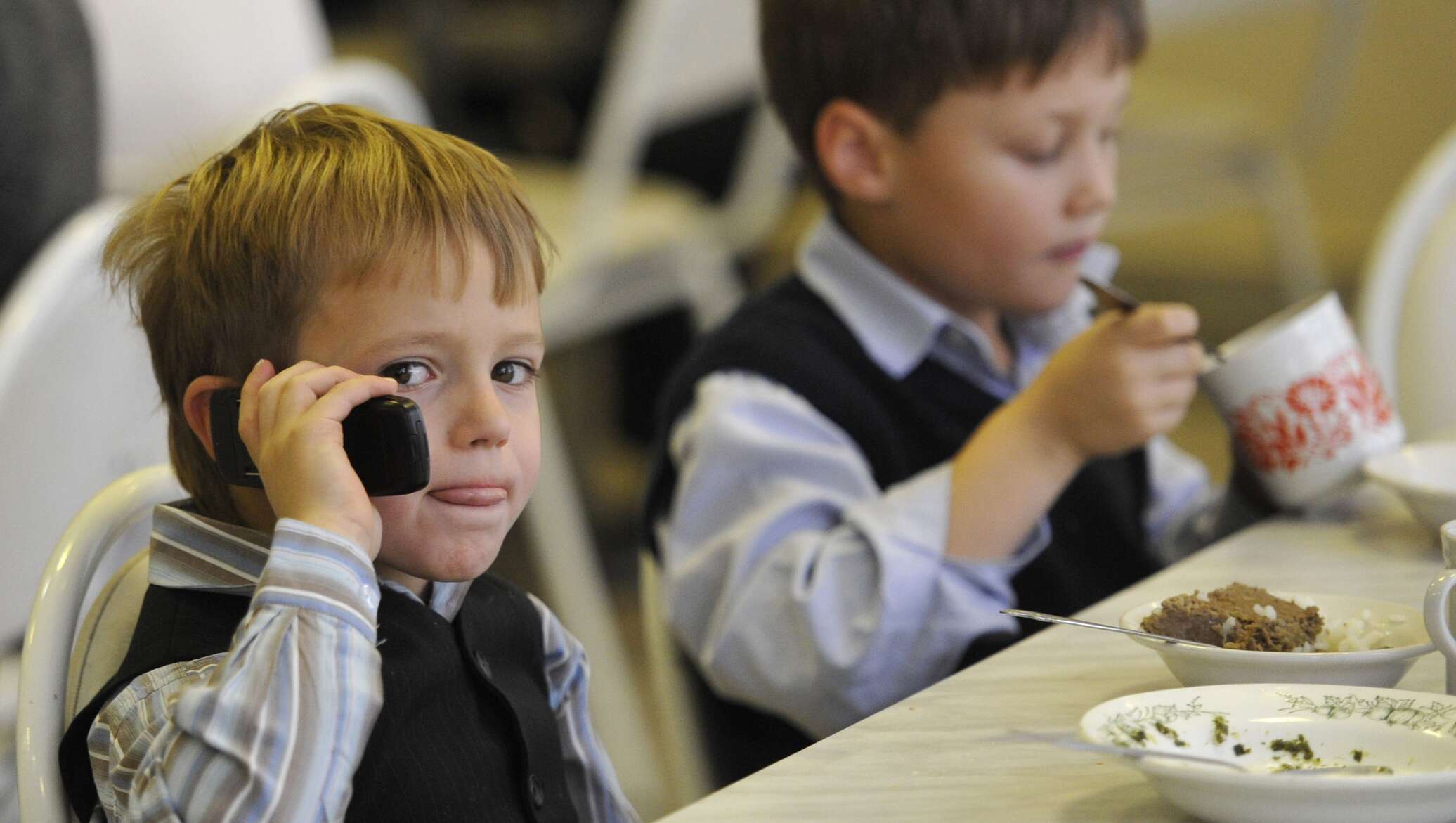 Играет в телефон на уроке. Дети с гаджетами в школе. Ребенок с телефоном. Школьник с телефоном. Дети с мобильниками в школе.